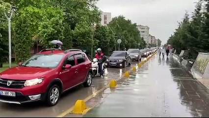 Eskişehir'i sağanak ve dolu vurdu: Cadde ve sokaklar göle döndü
