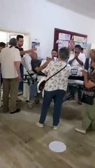 Hasta vatandaş sedye ile oy kullanmaya gitti