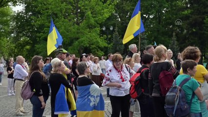 Ukrayna'da "siren sesleri" eşliğinde bayram kutlaması