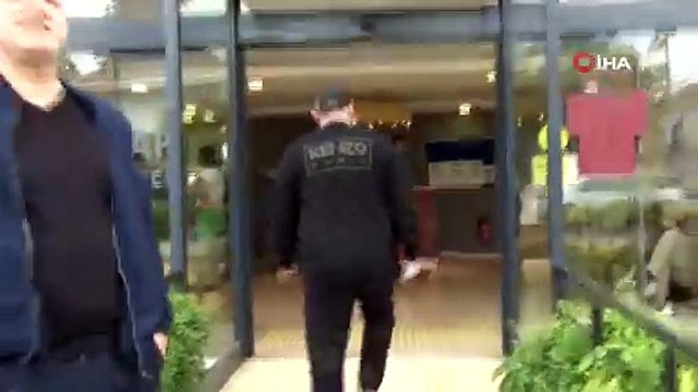 Cem Yılmaz oyunu kullandı. Sandık görevlileri ile şakalaştı. Bir ihtiyaçlarının olup olmadığını sordu