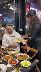 Bu reklamı çekene yazıklar olsun. Türk kızı lokantada Arap’a yemek yediriyor