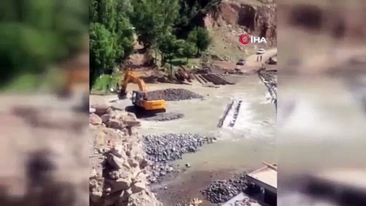 Dere yatağı taştı köprü sular altında kaldı