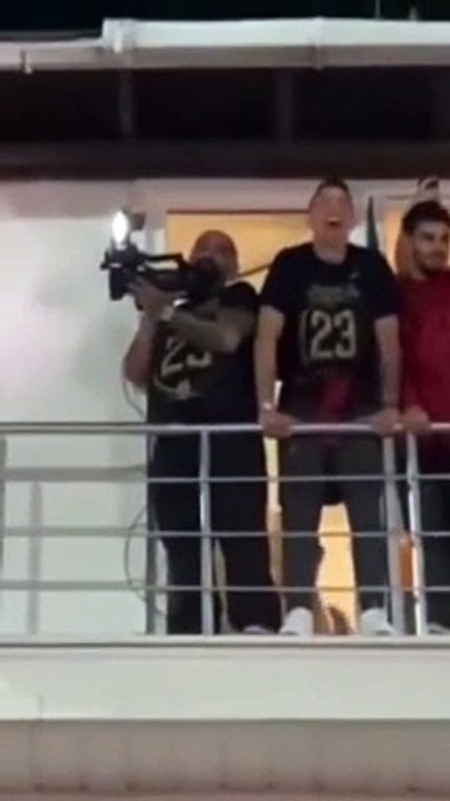 Muslera taraftarın küfürlü tezarühatına eşlik etti. Sosyal medya ayağa kalktı