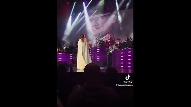 Funda Arar konserinde Atatürk'e bakarak şarkı söyledi... Tüyler diken diken oldu