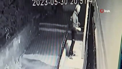 Buzdolabı taşımak için bina kapısını söktüler, geri takmadan gittiler