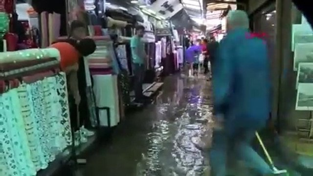 İzmir sele teslim! Tarihi Kemeraltı Çarşısı ve yollar göle döndü