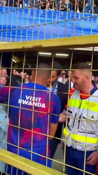 Mbappe tribündeki genç kadını kanlar içinde bıraktı. Sonrasında gönlünü aldı