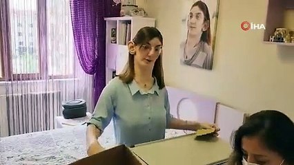 Dünyanın en uzun boylu kadını oyunu evde kullandı. Sandık evine götürüldü
