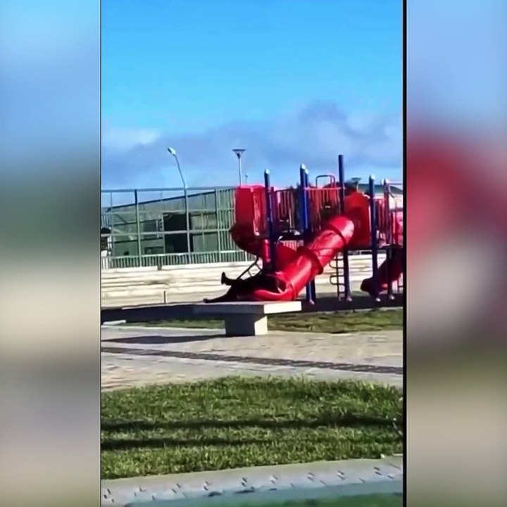 Şili Devlet Başkanı çocuk kaydırağında sıkıştı