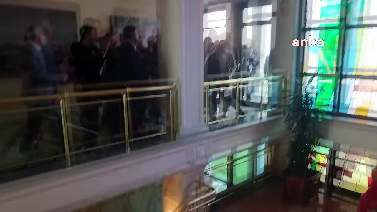 AKP’li meclis üyeleriyle İBB çalışanları birbirine girdi. Olan yine gazeteciye oldu