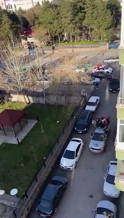 İmamoğlu mitinginde taşlı saldırı sonrası: Bir grup ellerinde MHP bayraklarıyla tekbirler getirerek konvoy yaptı