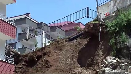 Trabzon'da  istinat duvarı otomobillerin üzerine böyle çöktü