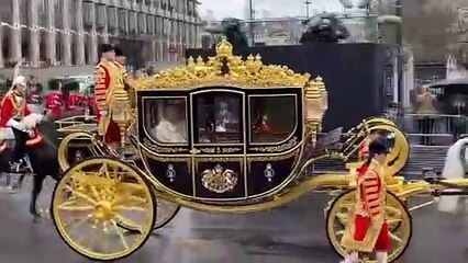 İngiltere Kralı 3. Charles tacını taktı