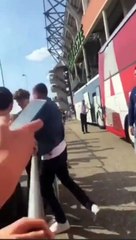 Yıldız futbolcu ırkçılık yapan taraftarı yumrukladı. Olay gündeme bomba gibi düştü