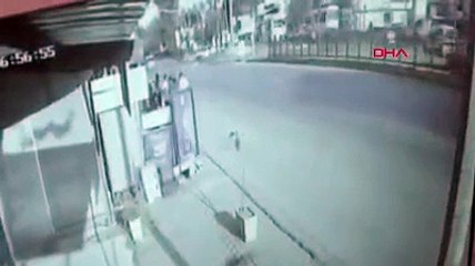 Midibüs kırmızı ışıkta bekleyen 2 otomobile çarptı: 7 yaralı