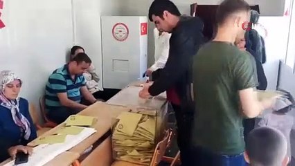 İslahiye'de 900 depremzede konteynerde oy kullandı