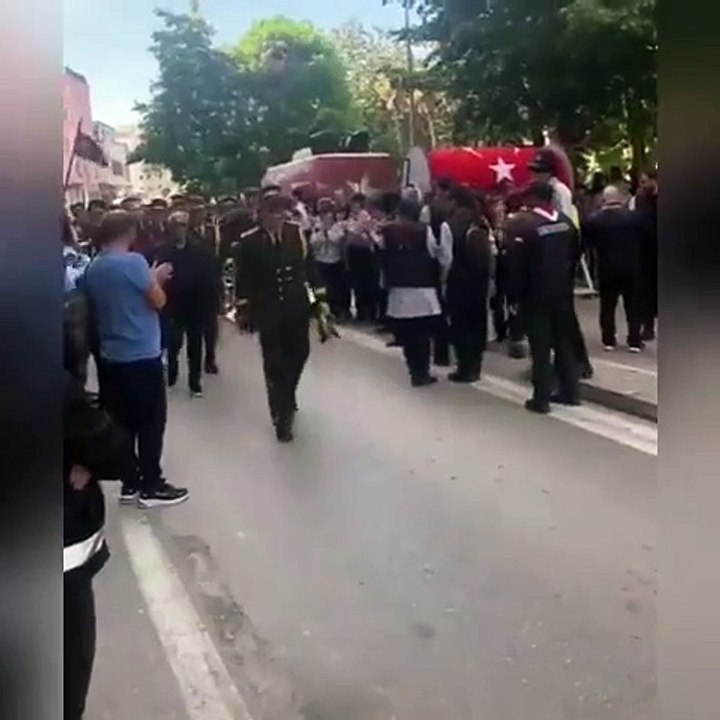 19 Mayıs törenine katılan bir vatandaş: Uyanın...