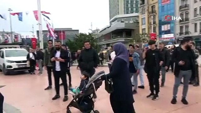Taksim Anıtı'na çıktı, ağlayarak Atatürk heykeline sarıldı
