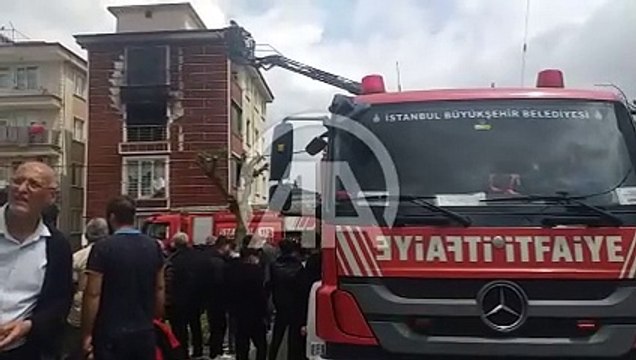 Evini ateşe verip kaçtı