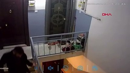 Güvenlik kamerasını fark eden hırsızçaldığı ayakkabıları yerine koydu