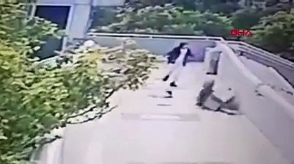 Akılalmaz kaza! TIR üst geçidine çarptı, 11 yaşındaki kız çocuğu yola düştü