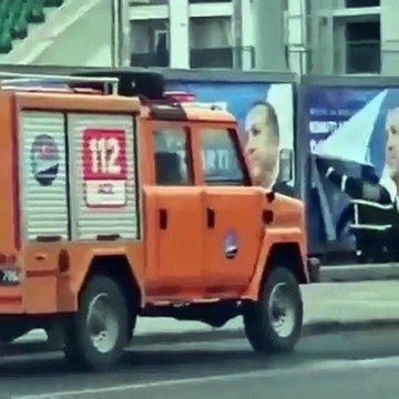 Kars'ta arama kurtarma ekibine AKP seçim afişlerini astırdılar