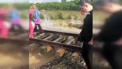 Yağış tren seferlerini durdurdu