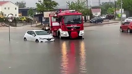 Edirne’yi sağanak vurdu! Caddeler göle döndü, araçlar sulara gömüldü...