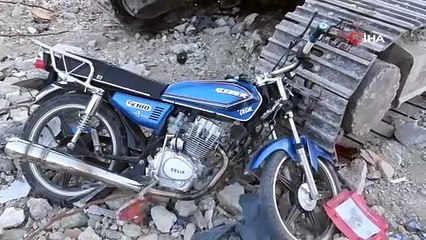 Motosiklet sürücüsü park halindeki kepçeye çarptı: 2 yaralı