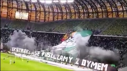 Polonya'daki karşılaşmada tribünler dumanaltı. O anlar sosyal medyada gündem oldu