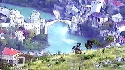 Tarihi Mostar Köprüsü'nün 30 yıl önceki yıkılma anına ait yeni görüntü paylaşıldı