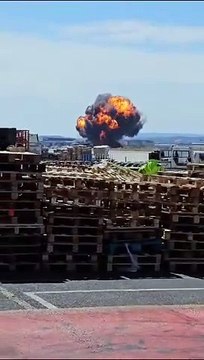 Savaş uçağı böyle çakıldı. F-18 Hornet alev topuna döndü