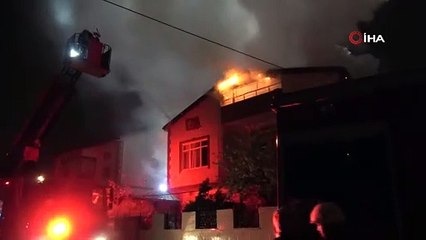İki katlı binanın çatısı alev alev yandı