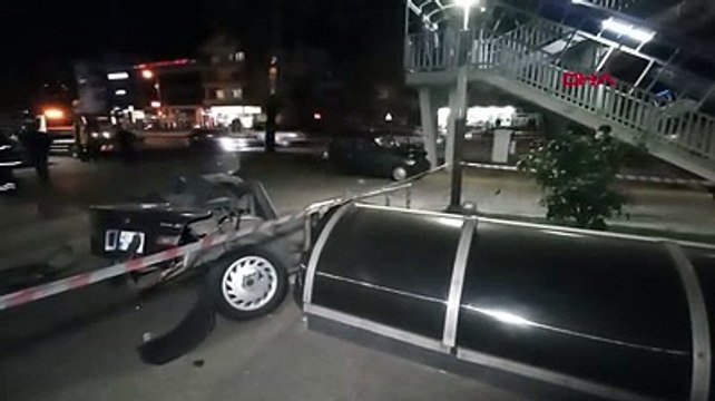 Üst geçidin demir ayağına çarpan otomobil ikiye bölündü, sürücü ağır yaralandı