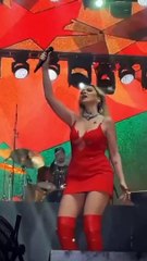 Hadise kırmızı elbisesi ve dansı ile izleyenlerin aklını başından aldı