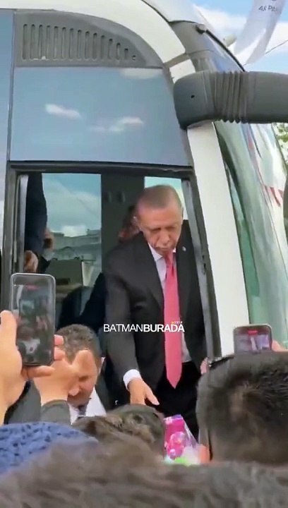 Erdoğan'ın çocuklara oyuncak dağıtırken yüzündeki ifade gündem oldu