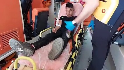 Bileğine saplanan makasla hastaneye geldi