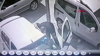 Tamir ederken patladı! Aracın içi bembeyaz oldu…