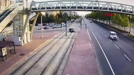 Alkollü sürücü tramvay yoluna girdi