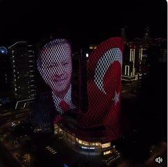 Katar seçim jesti olarak binaları Erdoğan’ın fotoğrafı ile ışıklandırdı.