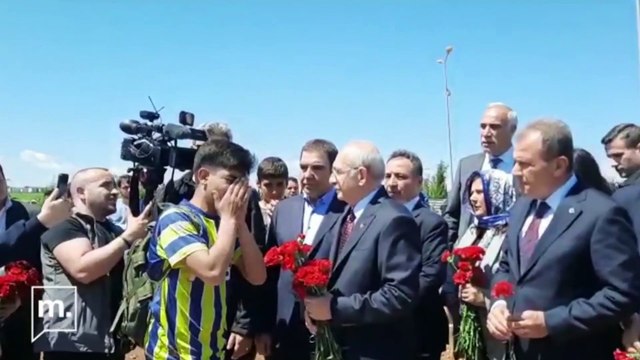 Mezar ziyaretinde depremzede genç Kılıçdaroğlu’na sarılıp ağladı
