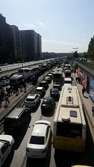 AKP mitingine giden partililer E-5'i kilitledi. Binlerce insan yolda kaldı