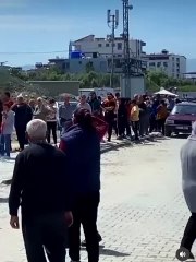 Deprem bölgesinde şimdide yılan krizi... Vatandaşlar uzun kuyruklar oluşturdu