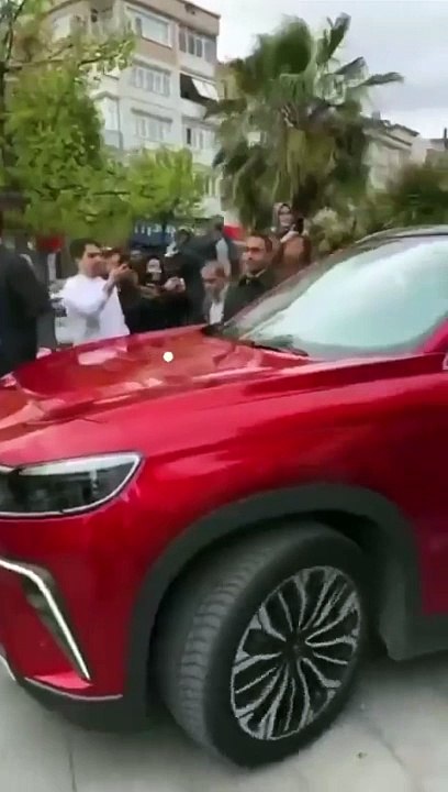 Bir vatandaş ilk defa gördüğü TOGG'a kendini kurban etmek istedi. 'Çiğne beni çiğne' diyerek yere yattı