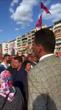 Erdoğan’ın konuşması bitmeden dağılan vatandaşlara yalvardılar. Meydanı boşaltmayalım, basına fırsat vermeyelim