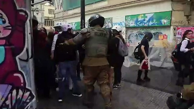 Şili'de öğrenciler tartışmalı güvenlik yasasını protesto etti