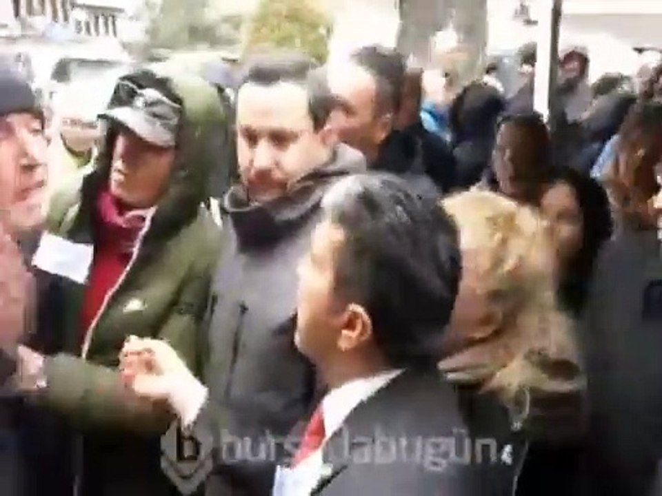 DSP Başkanı Önder Aksakal'a cenazede 'üç koltuğa partiyi ‘sattılar' diyerek protesto yapıldı. Aksakal: Aptal herif, terbiyesiz herif