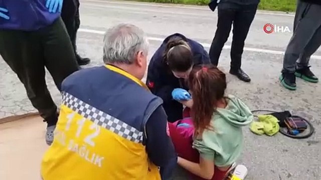 Köpeklerin saldırdığı motosikletli otomobille çarpıştı