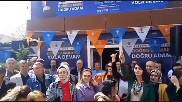AKP'nin seçim bürosu açılışında Ahmet Davutoğlu şarkısı çalındı. AKP’liler neye uğradığını şaşırdı