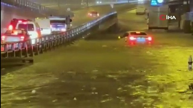 Kuşadası’nda sağanak yağış: Yollar göle döndü, sürücüler zor anlar yaşadı